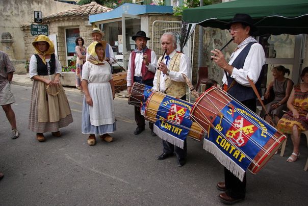 Tambourinaires (otbeaumes / Wikimedia Commons) (http://commons.wikimedia.org/wiki/File:Tambourinaires_%C3%A0_Beaumes-de-Venise.jpg)
