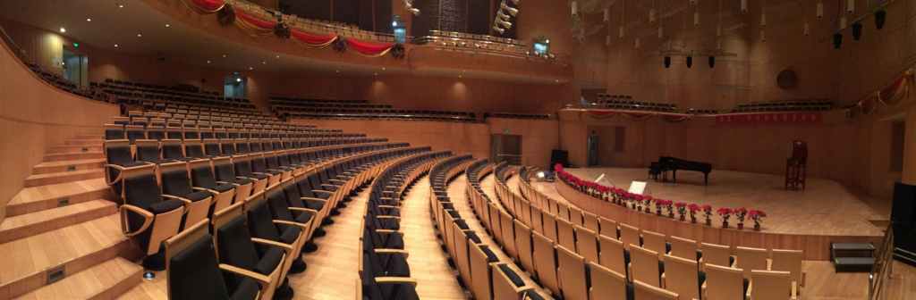 Quand la conférence se conclut en spectacle…