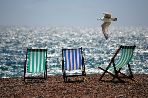 Chaises longues, mouette, et la mer (Stevebidmead, Pixabay, libre de réutilisation)