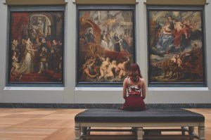 Une femme contemplant des tableaux du Louvre (Pixabay)