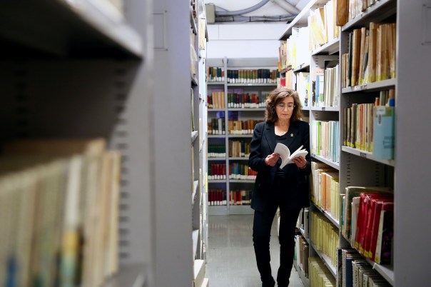 &laquo;&nbsp;Monde, genoux couronnés&nbsp;&raquo; de Béatrice Bonhomme, par Jalel El&nbsp;Gharbi