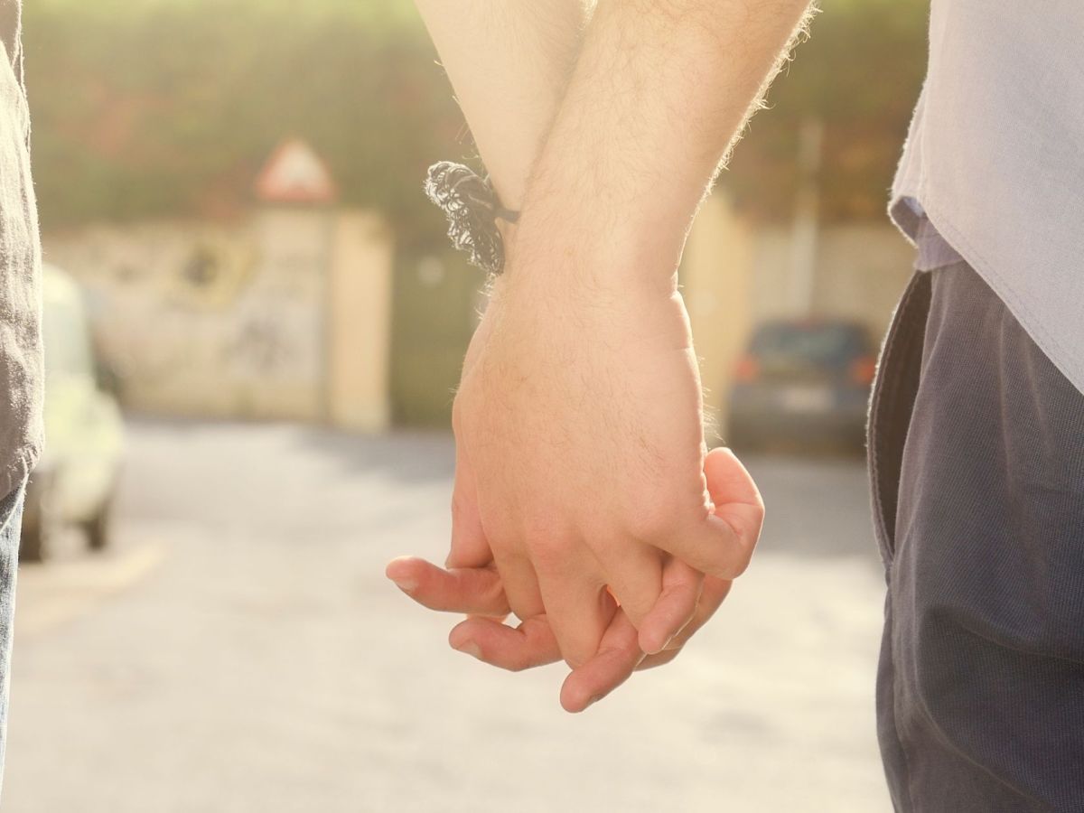 En marchant dans la&nbsp;rue