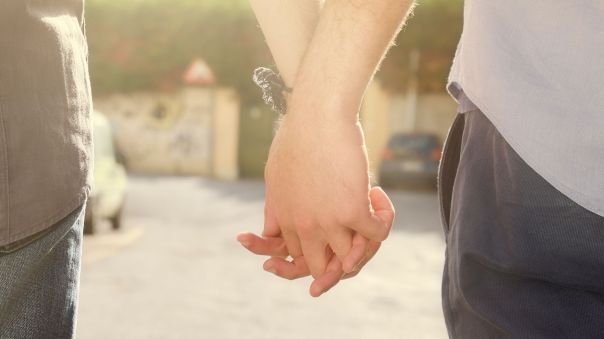 En marchant dans la&nbsp;rue