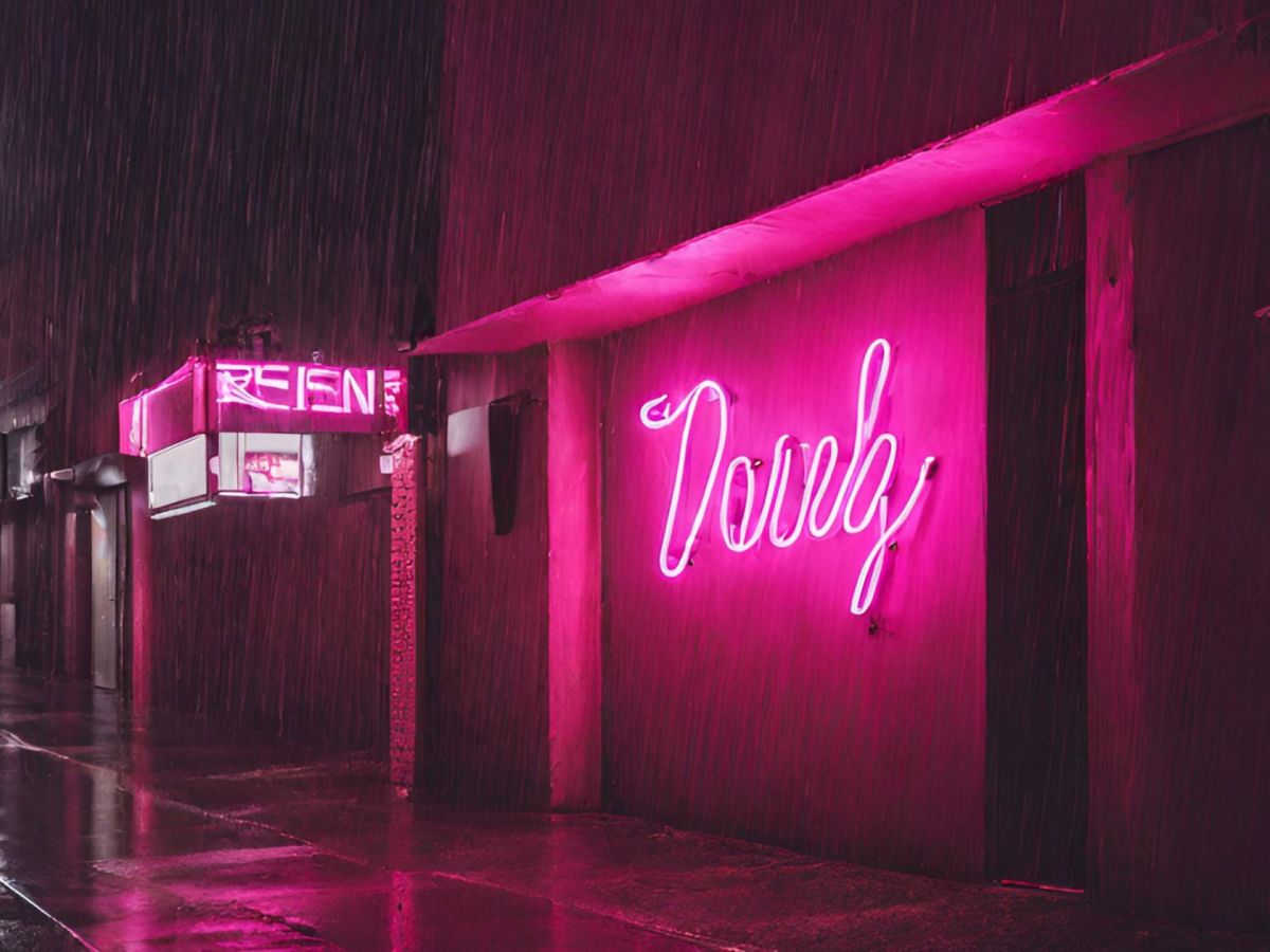 Un néon rose sous la&nbsp;pluie